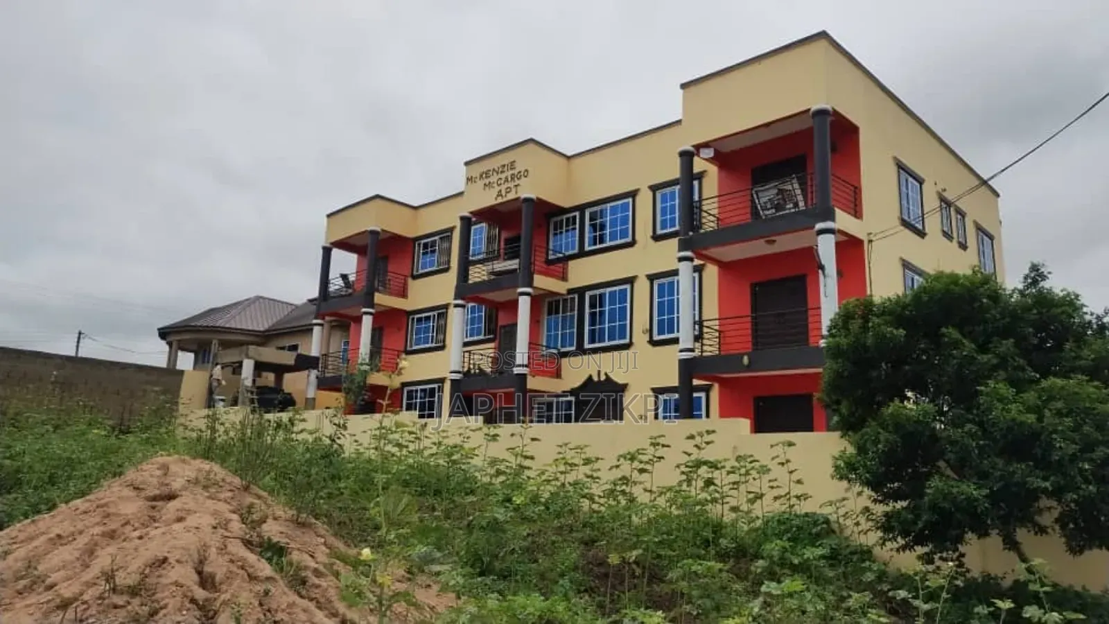 18bdrm Apartment in Kwabenya for sale