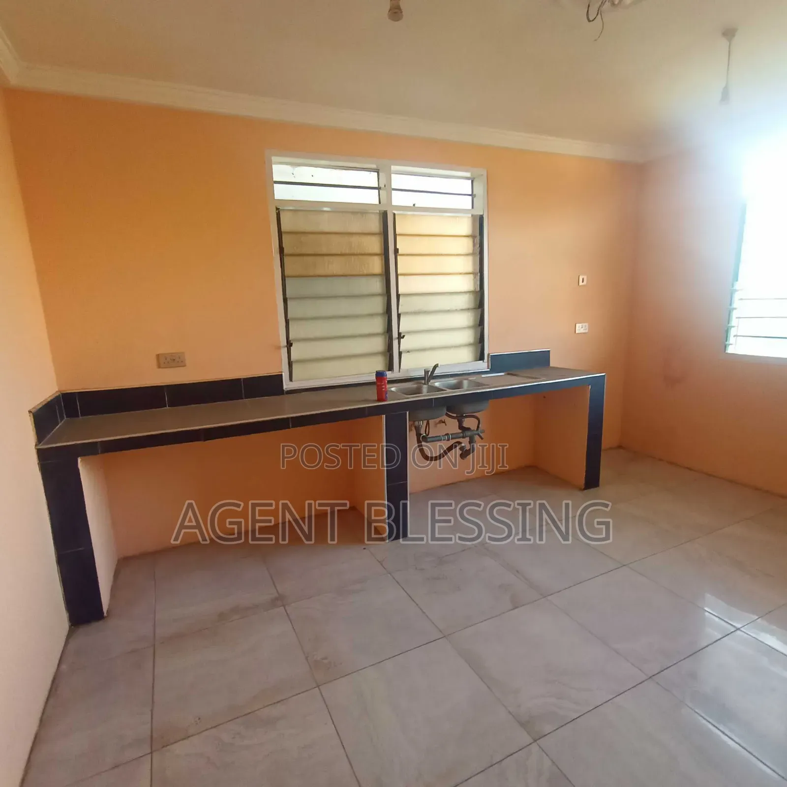 2bdrm Apartment in Community 25, Tema Metropolitan for rent