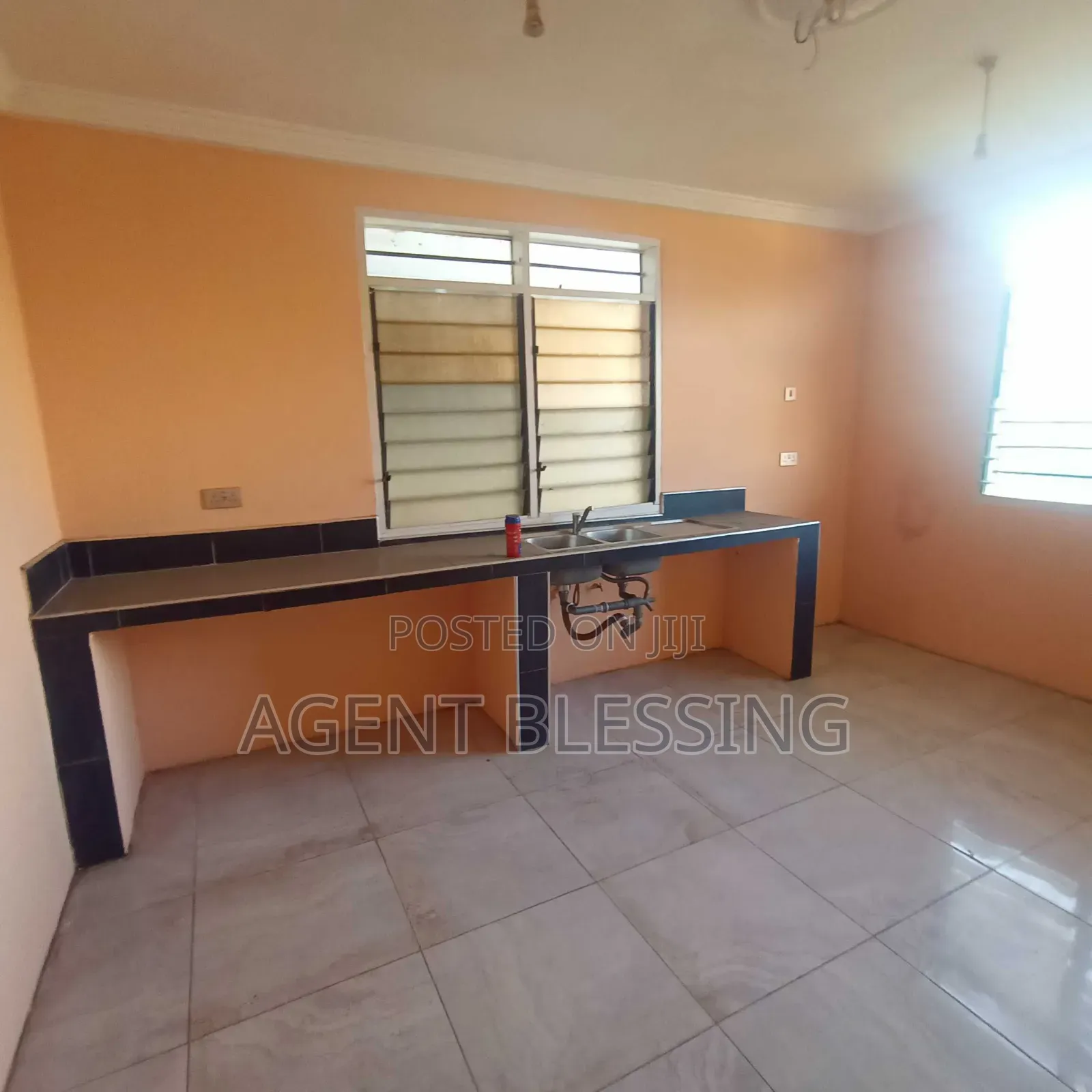 2bdrm Apartment in Community 25, Tema Metropolitan for rent