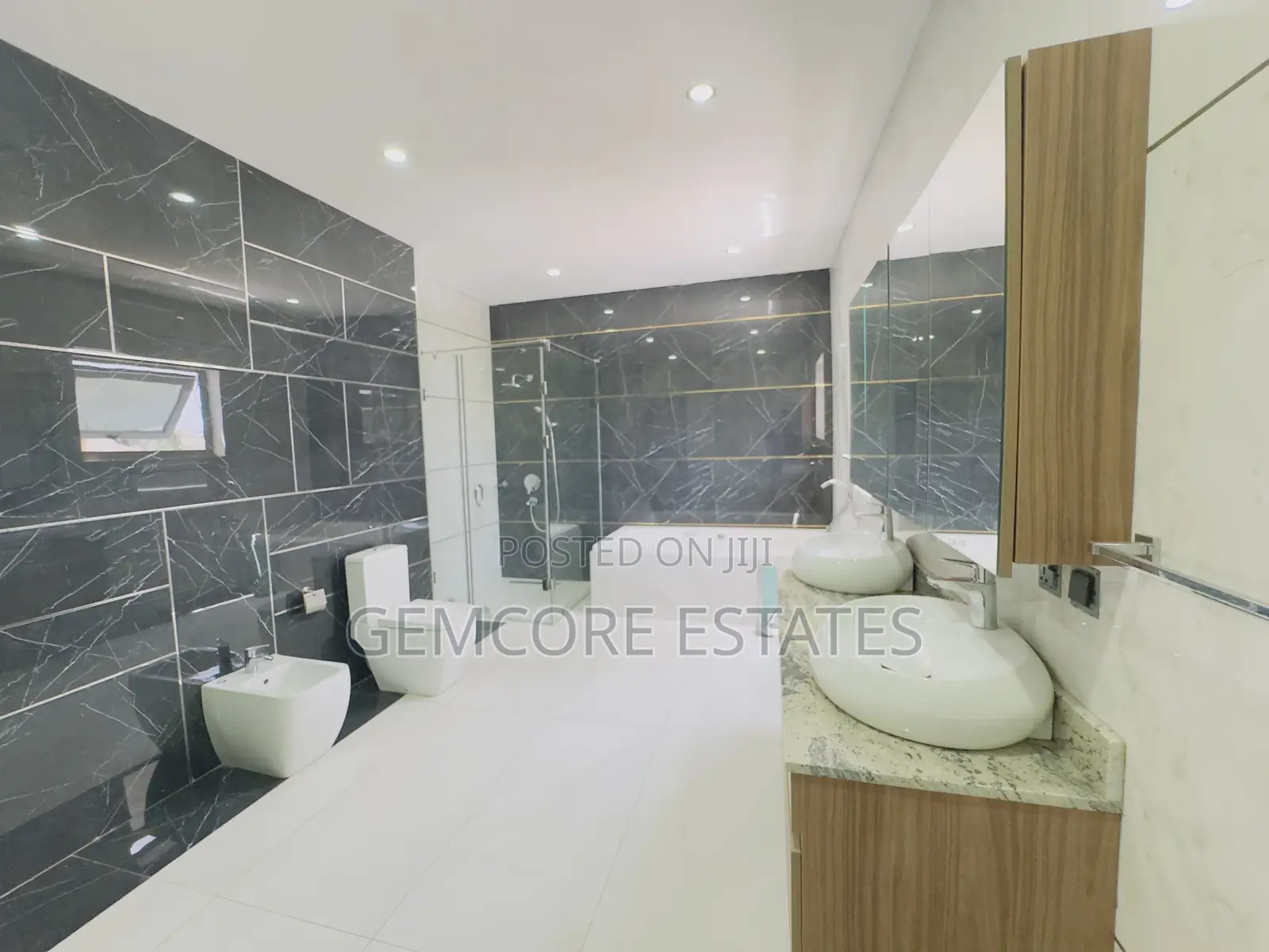 5bdrm House in East Legon for sale