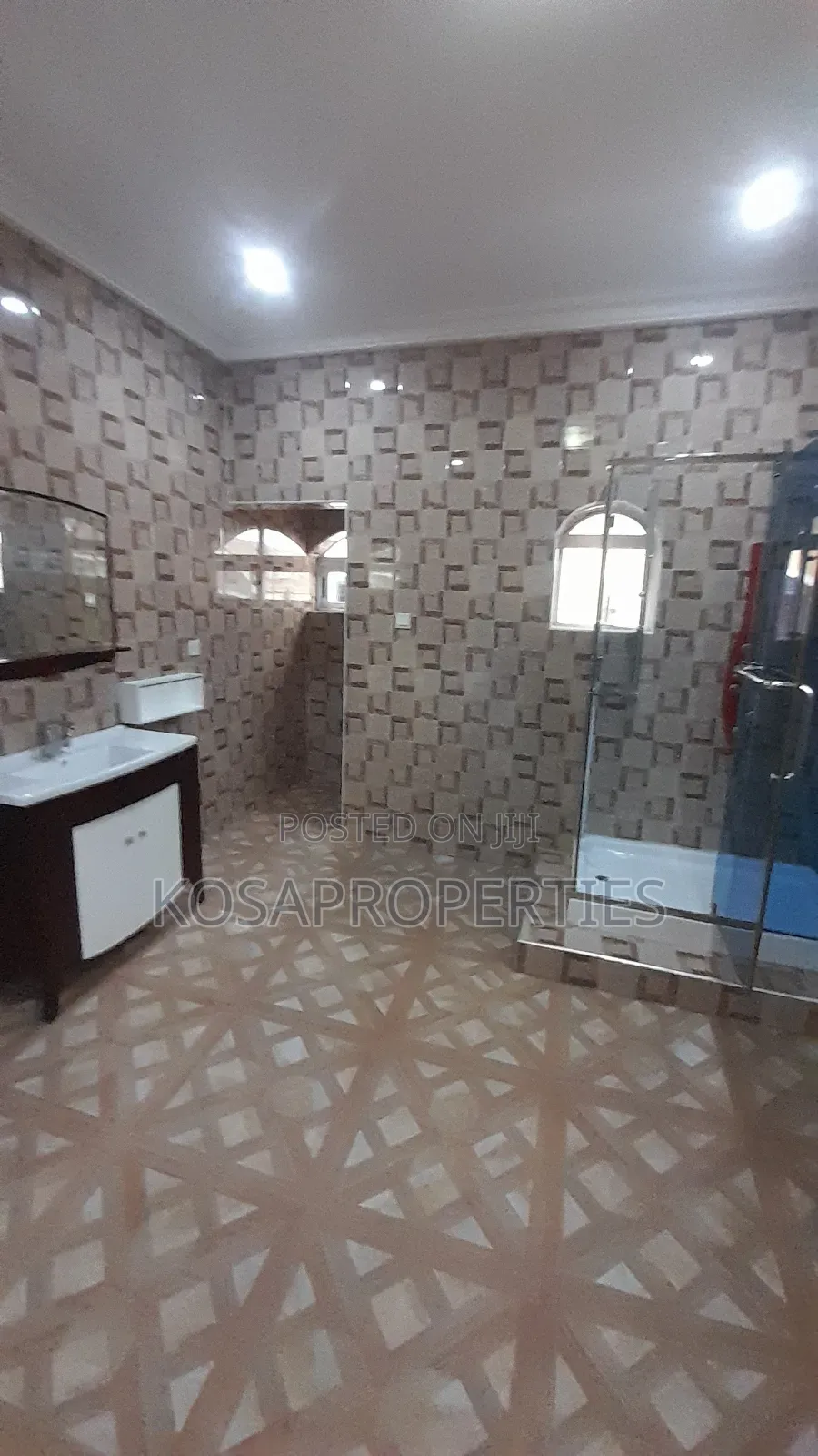 5bdrm House in Adjiringanor West, Adjiriganor for sale