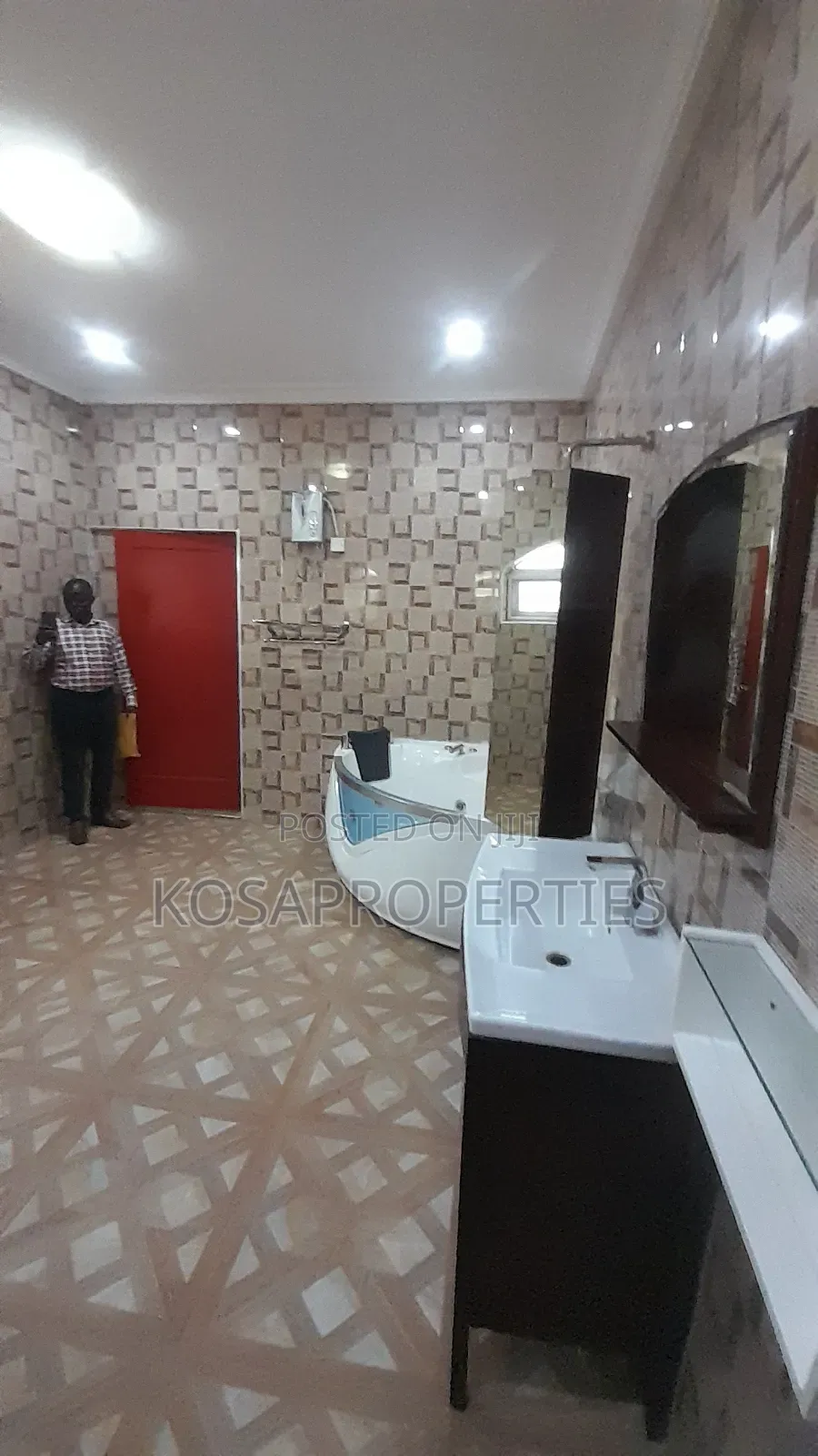 5bdrm House in Adjiringanor West, Adjiriganor for sale