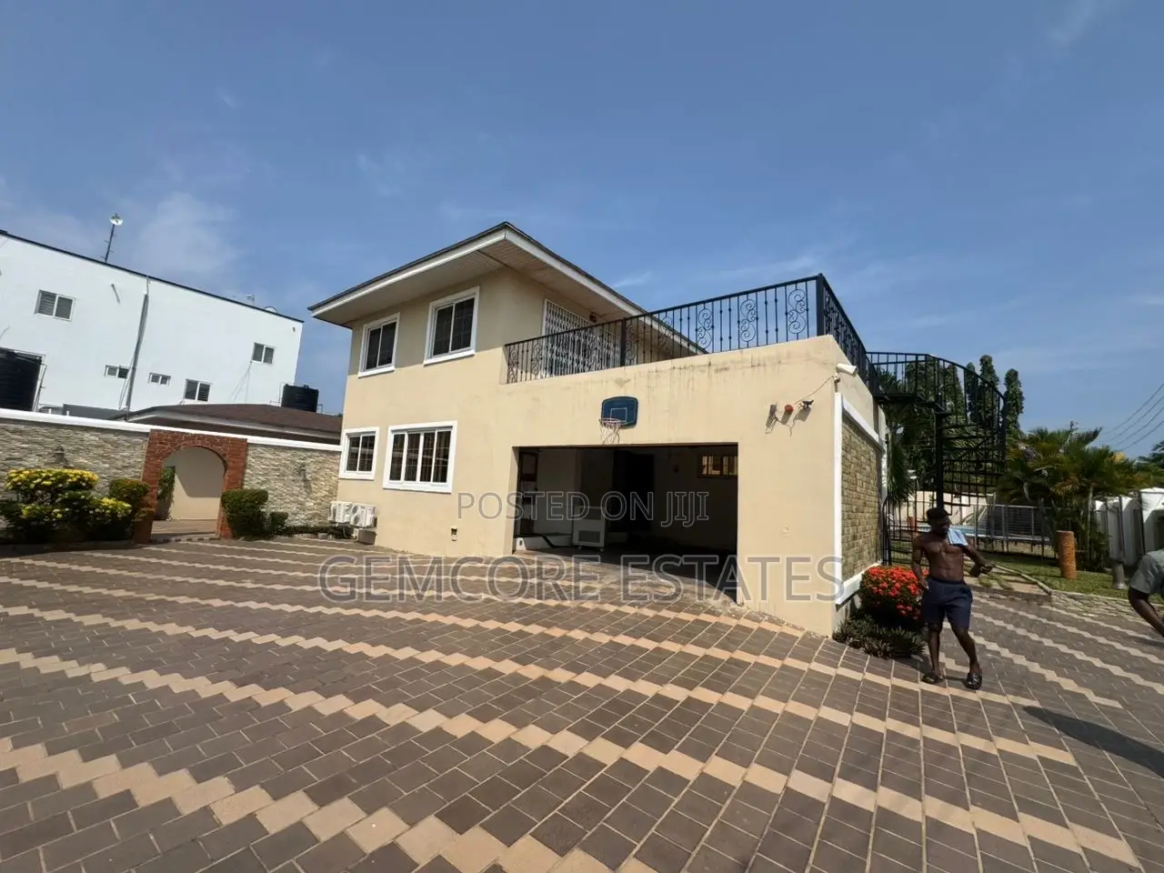 6bdrm House in East Legon for sale