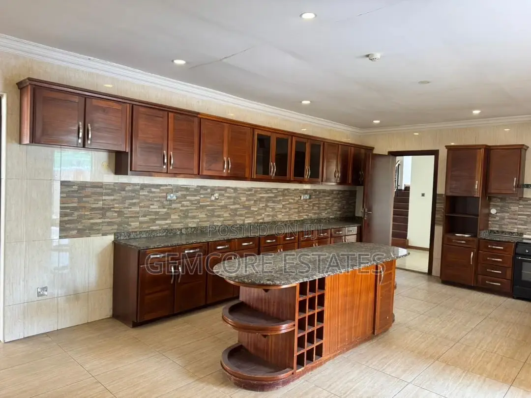 6bdrm House in East Legon for sale