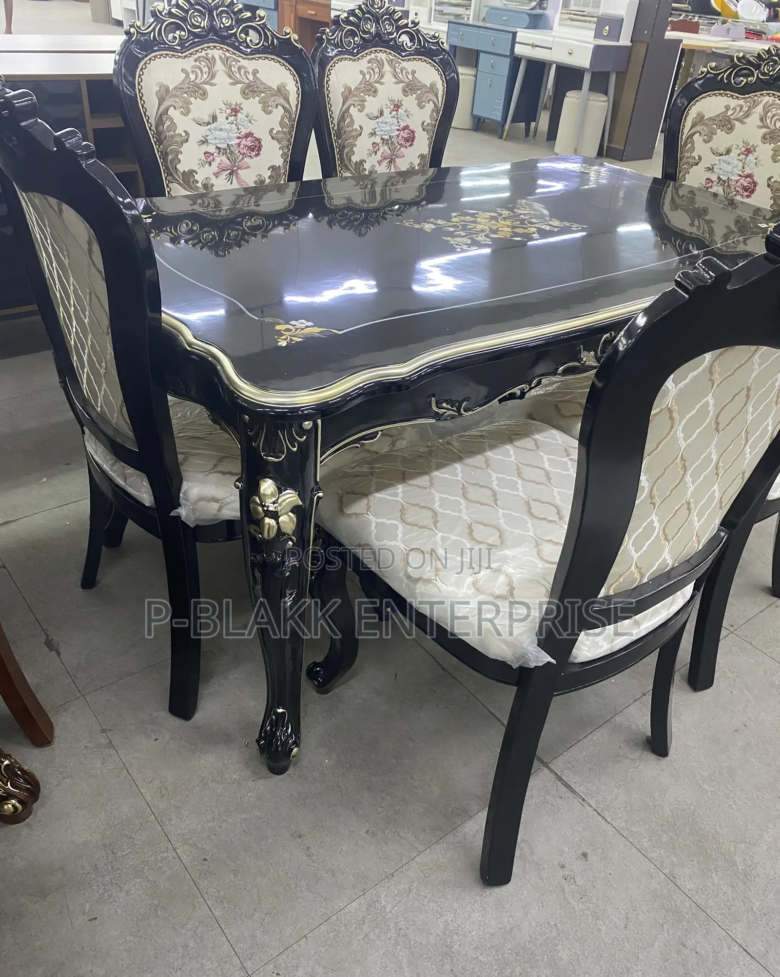 Classic Executive Wooden Royal Dining Table With Chairs