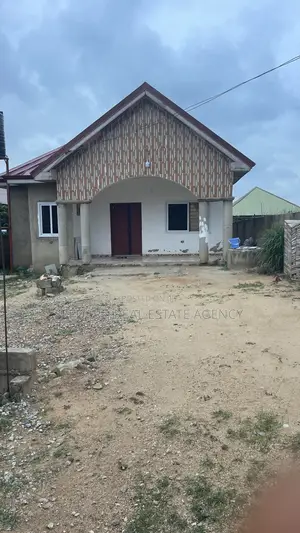3bdrm House in Sefdard Real Estate, Amasaman for sale