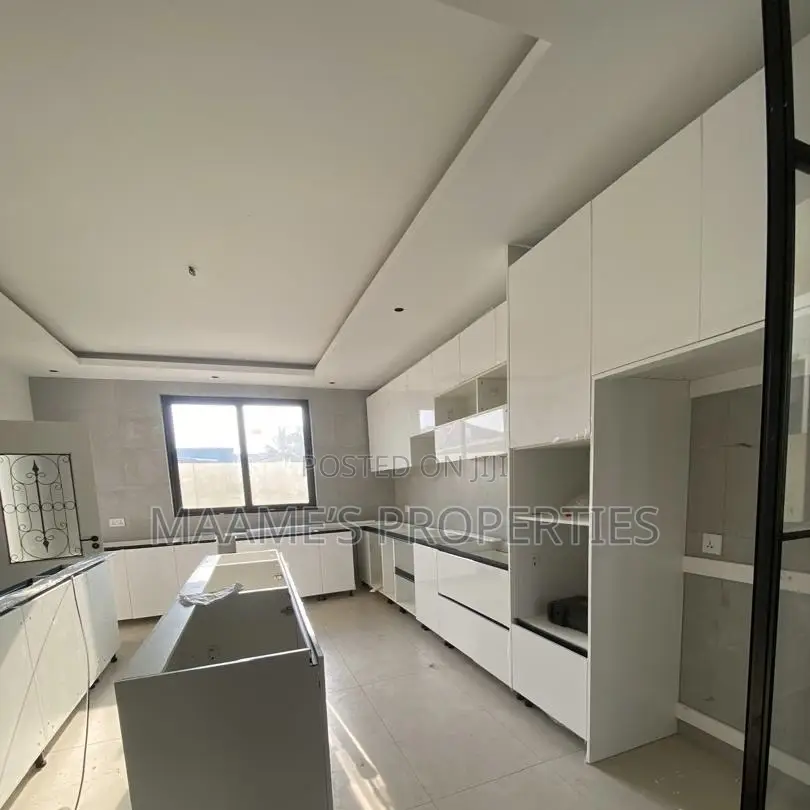 4bdrm Duplex in Adjiriganor for sale