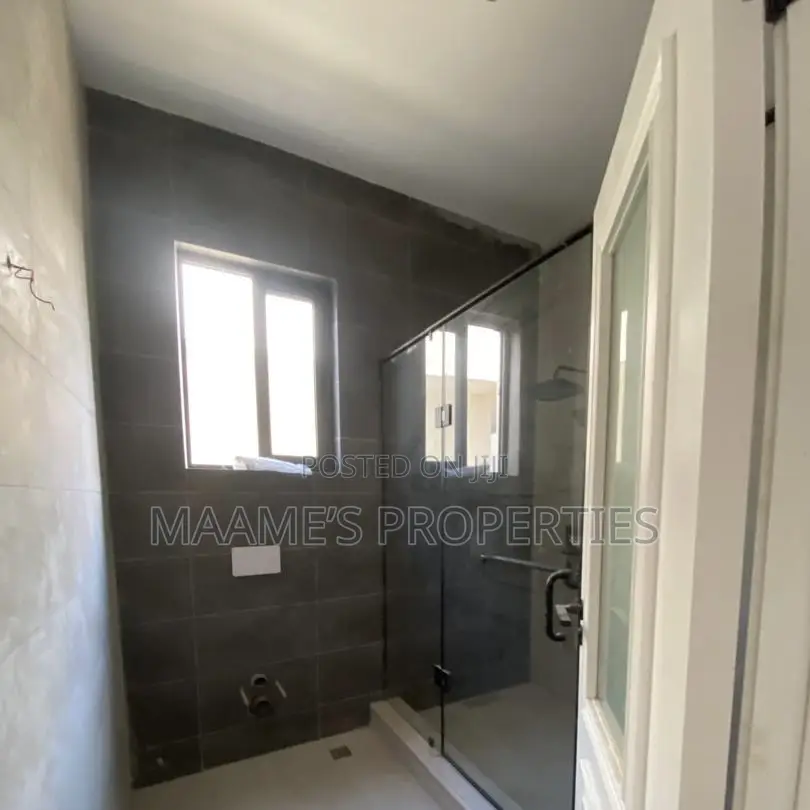4bdrm Duplex in Adjiriganor for sale
