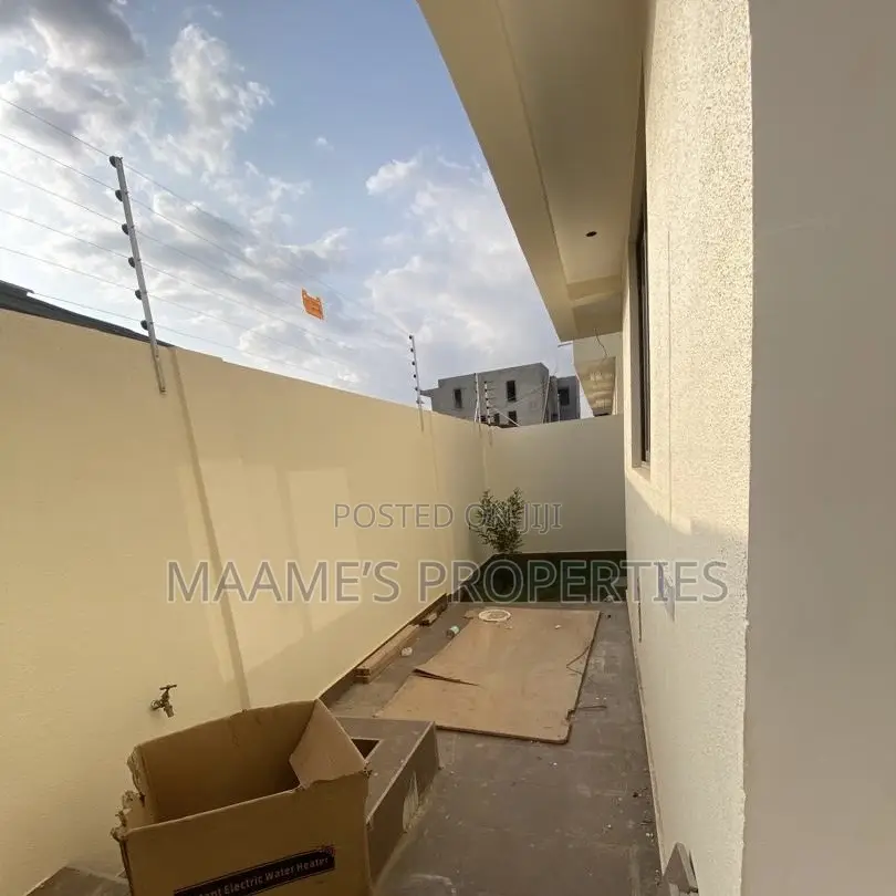 4bdrm Duplex in Adjiriganor for sale