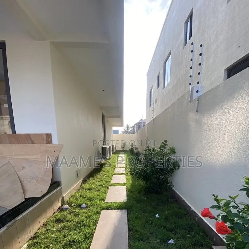 4bdrm Duplex in Adjiriganor for sale