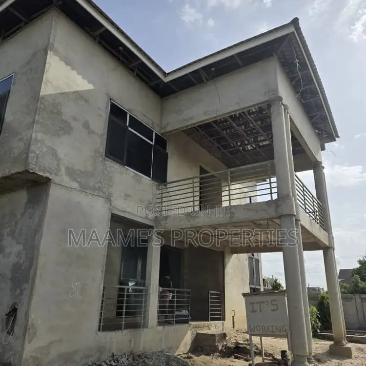6bdrm Duplex in Tema Metropolitan for sale