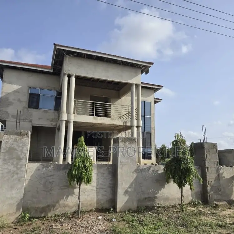 6bdrm Duplex in Tema Metropolitan for sale