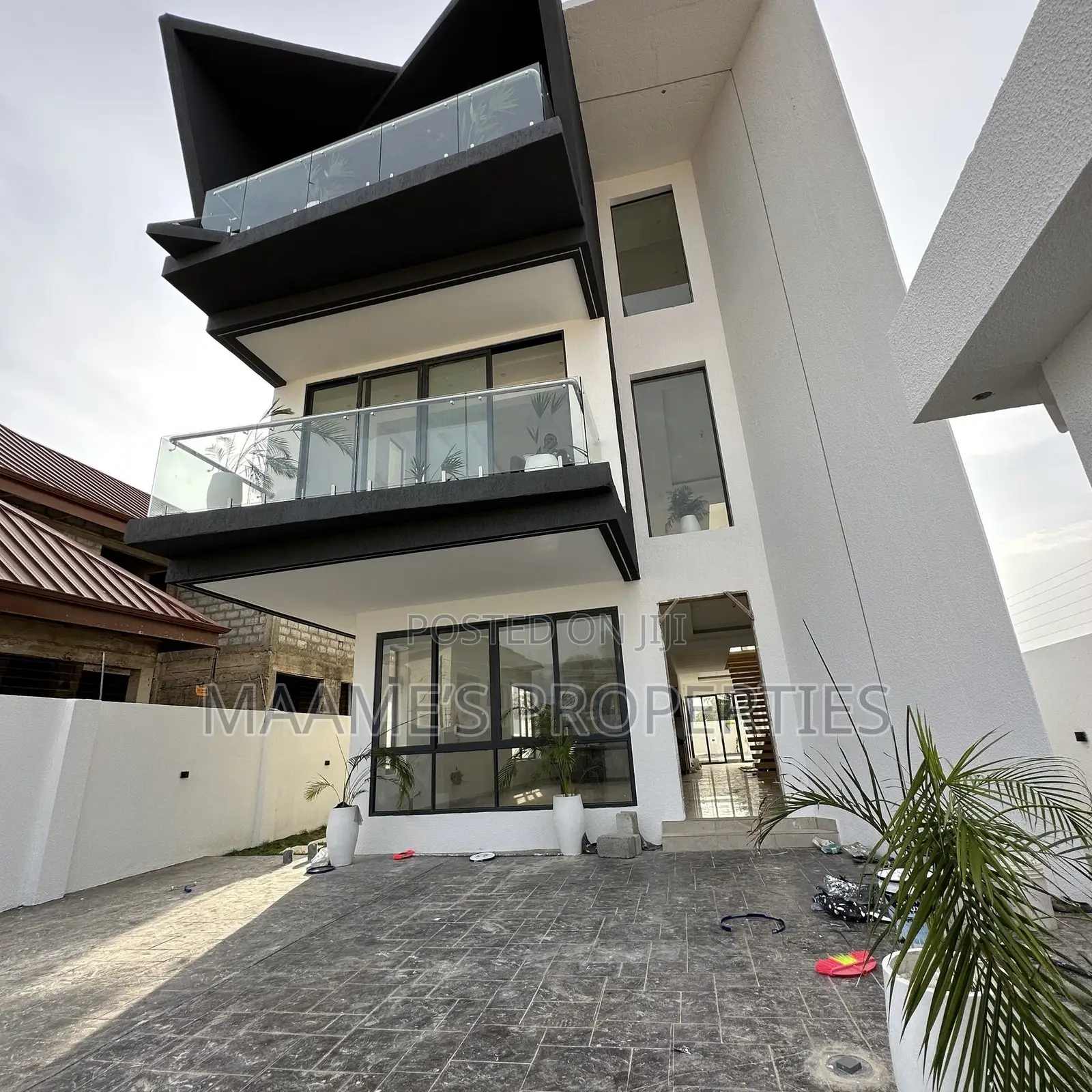 5bdrm Duplex in East Legon for sale