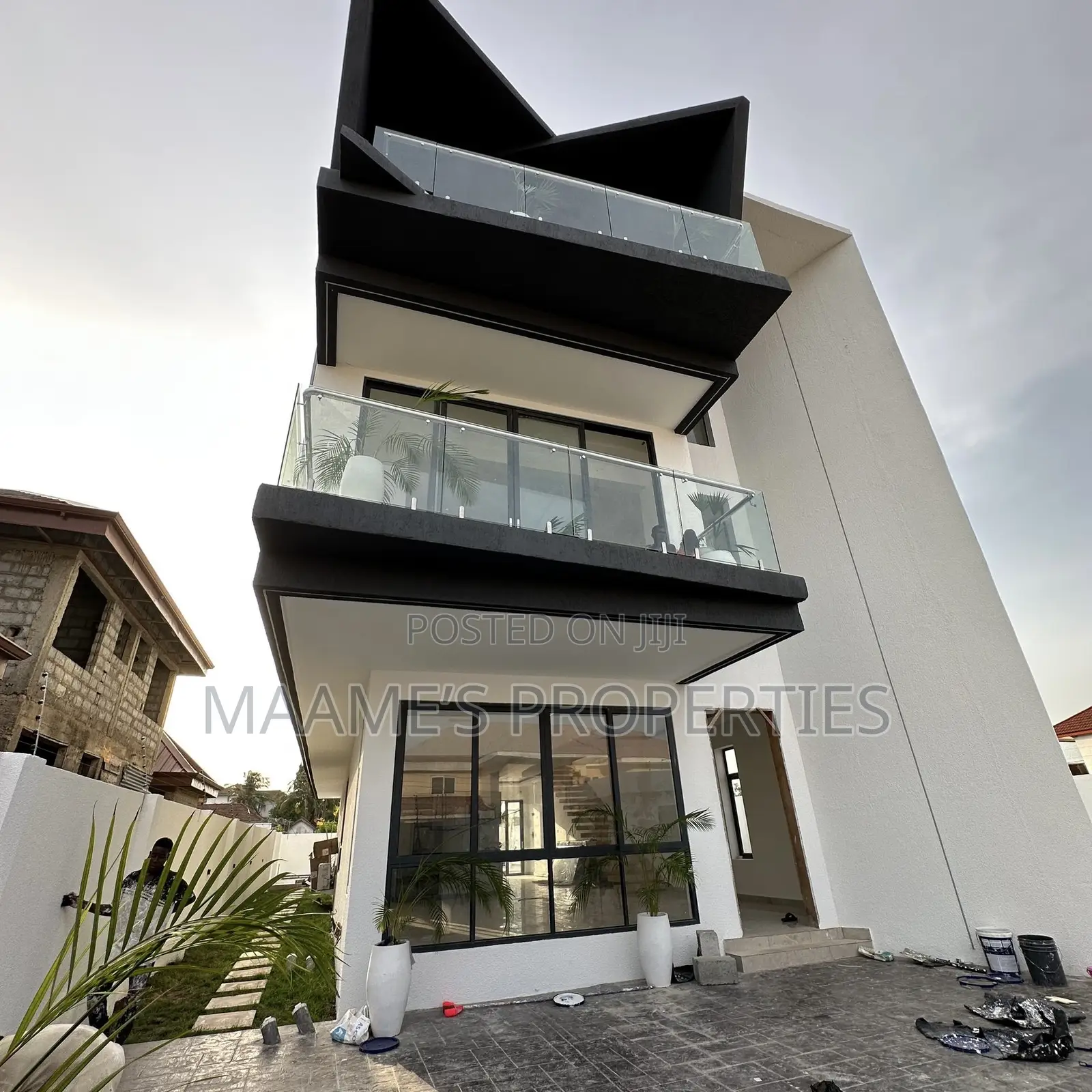 5bdrm Duplex in East Legon for sale
