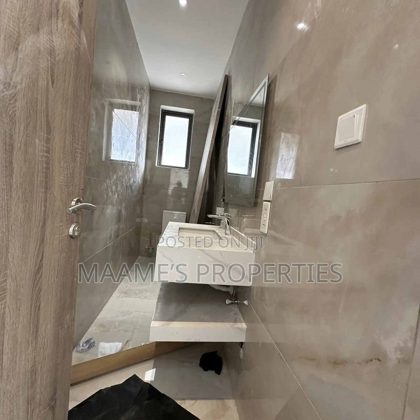 5bdrm Duplex in East Legon for sale