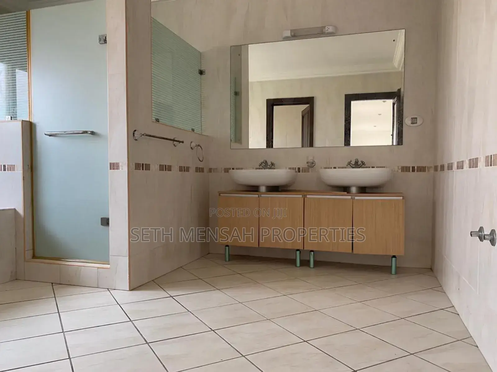 8bdrm House in East Legon for sale