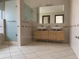 8bdrm House in East Legon for sale