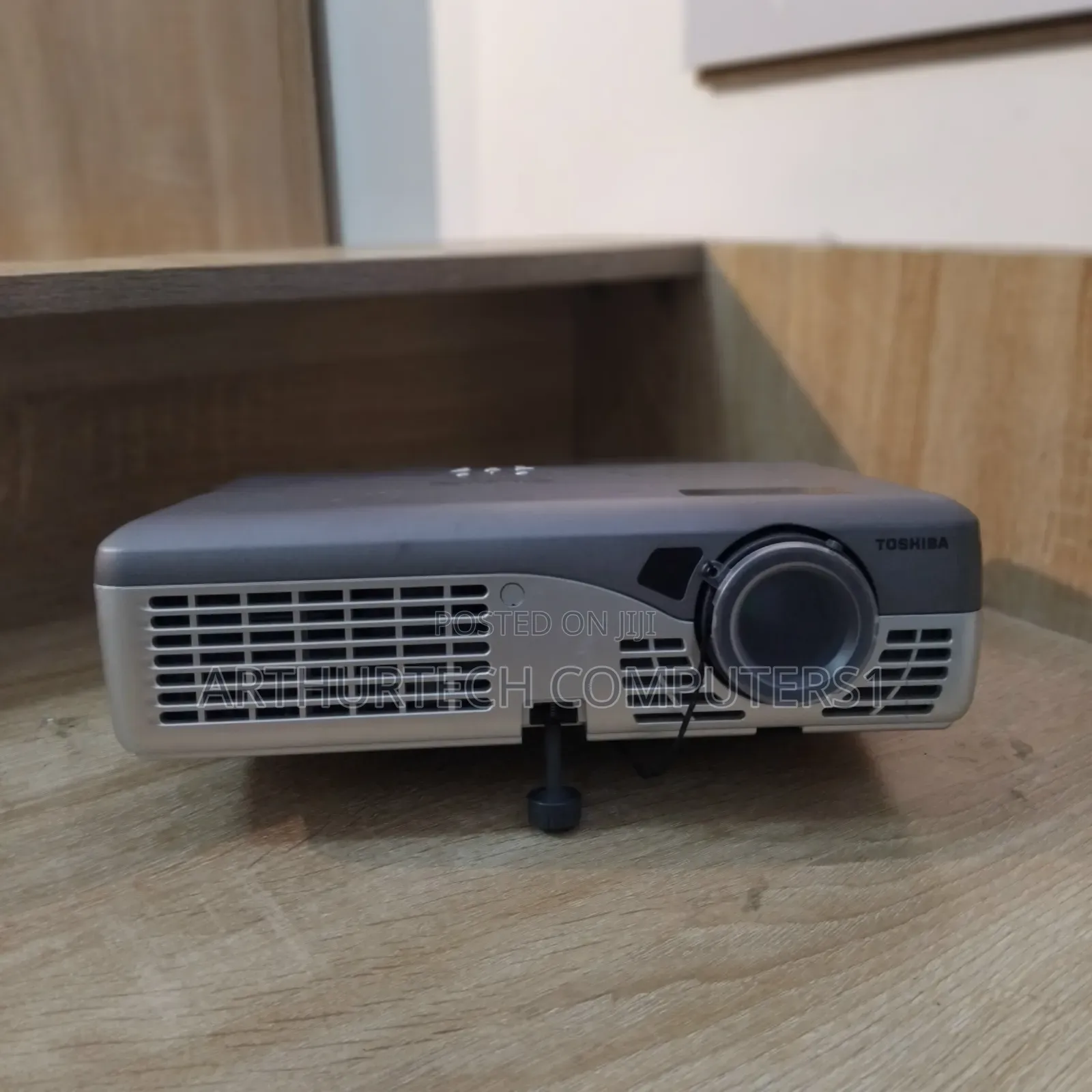 Toshiba TLP-T50 Projector