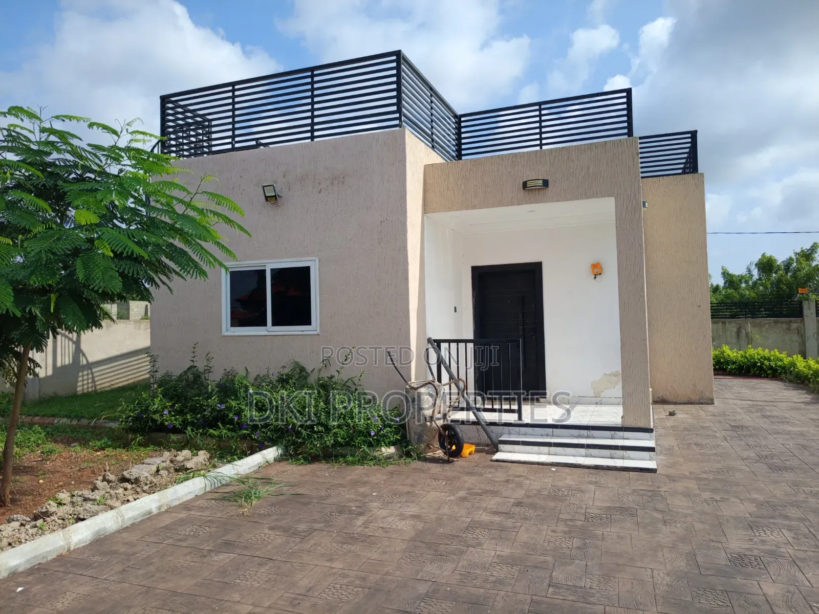 4bdrm House in Dki Properties, Oyibi for sale