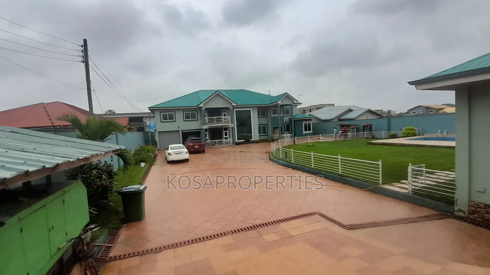 8bdrm House in Weija Medium for sale
