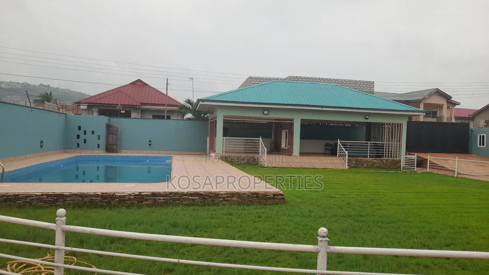 8bdrm House in Weija Medium for sale