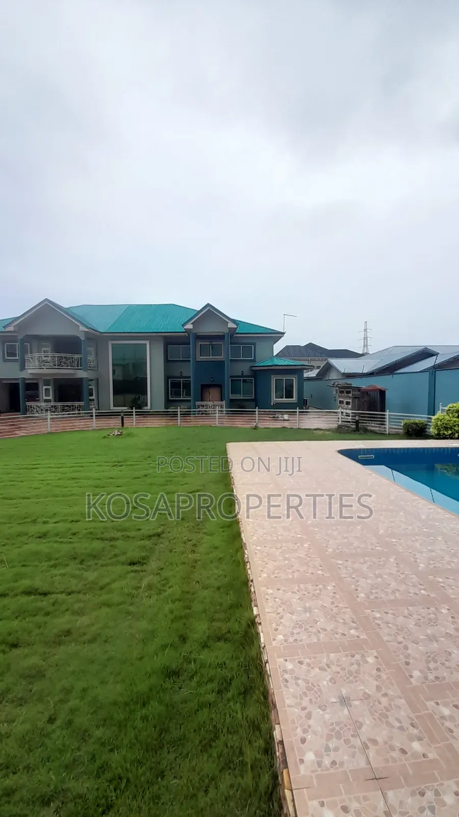 8bdrm House in Weija Medium for sale