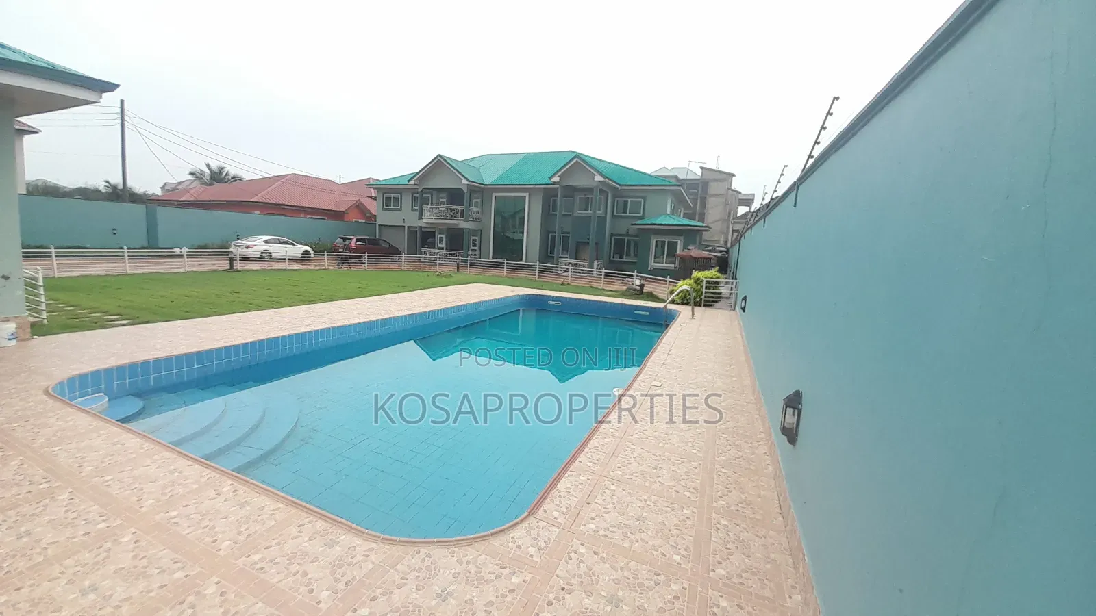 8bdrm House in Weija Medium for sale