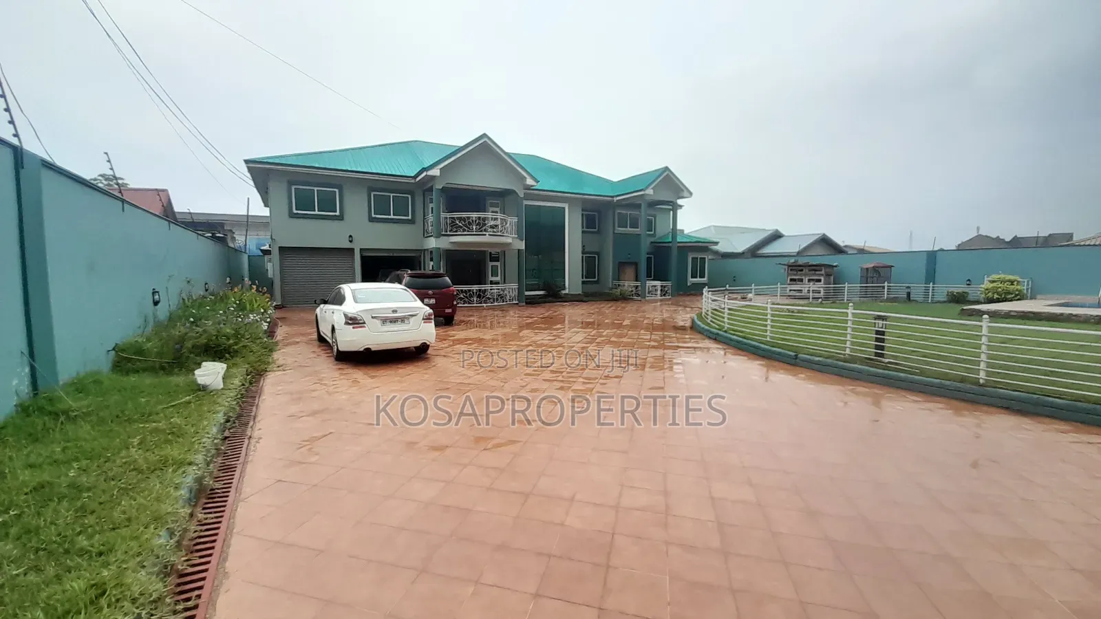 8bdrm House in Weija Medium for sale