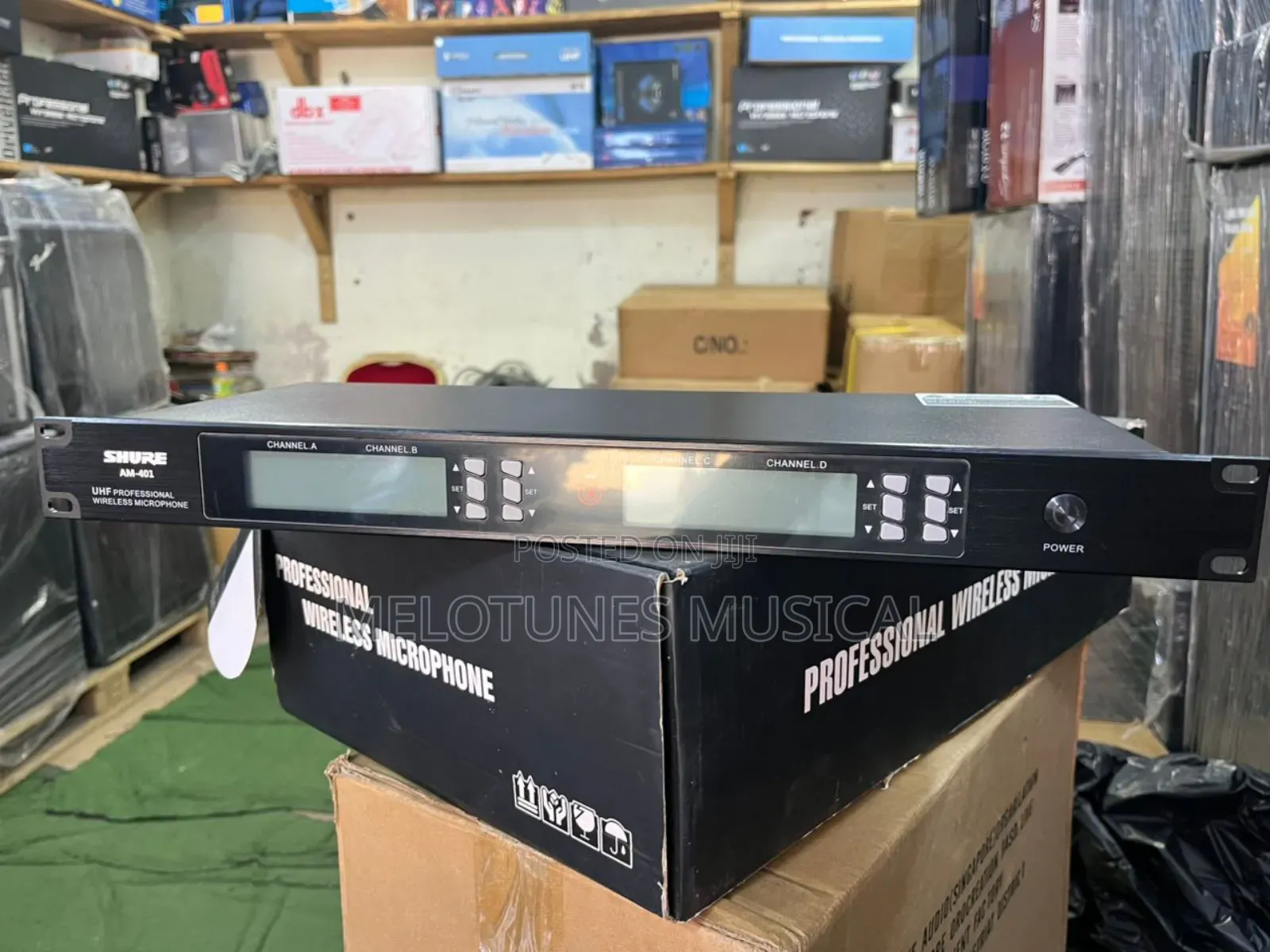 Shure Am-401 4-in-1 Wireless Microphone