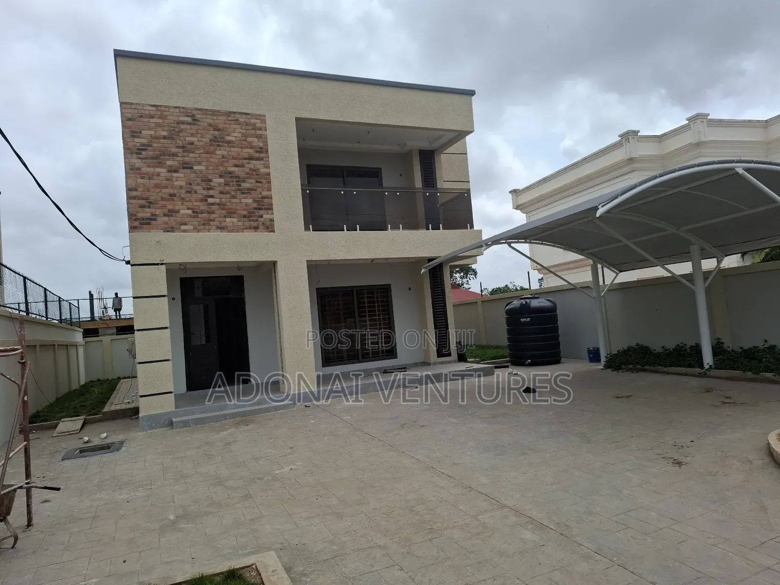 4bdrm House in Ahodwo  Parakou, Kumasi Metropolitan for sale