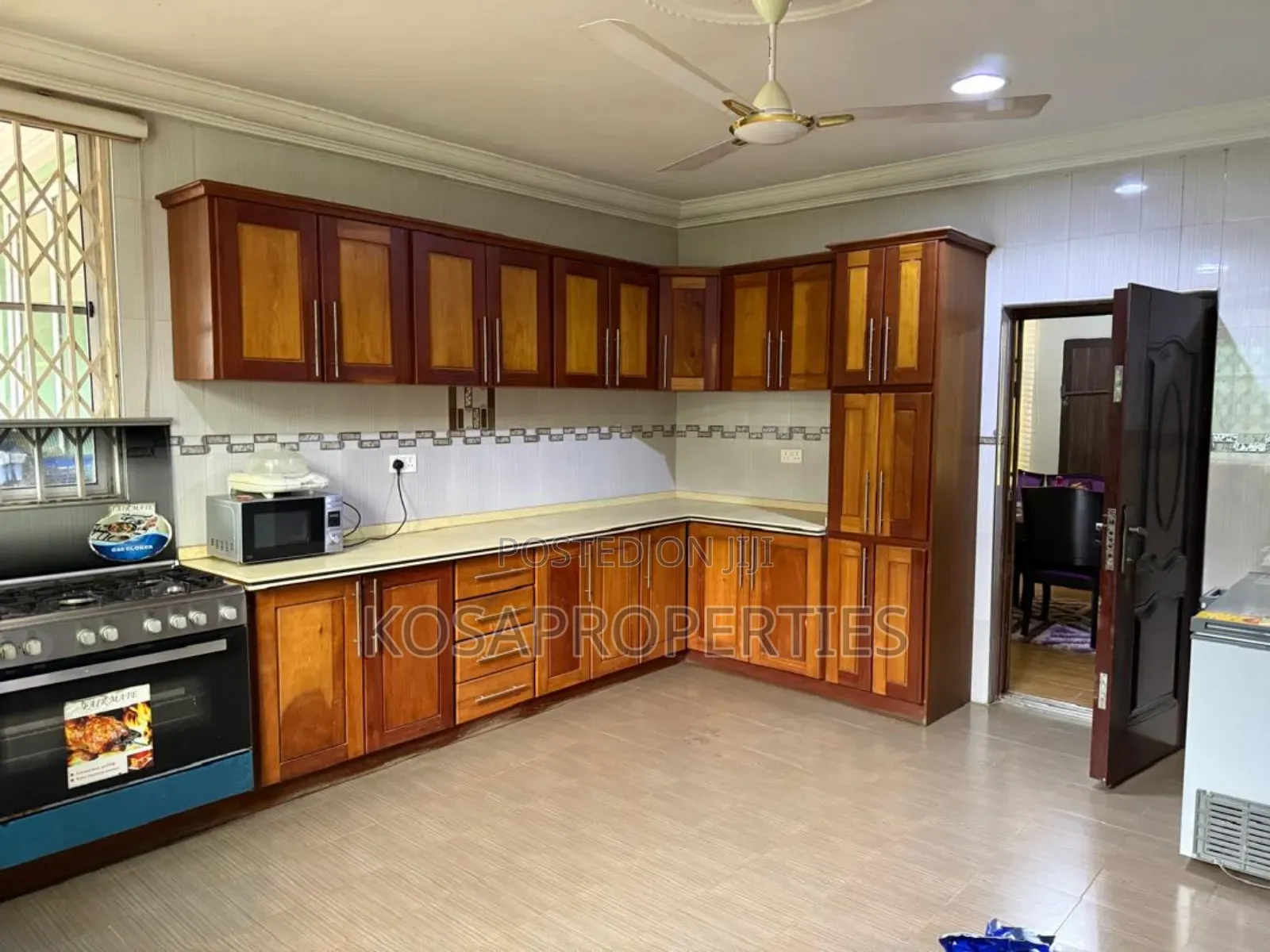 8bdrm House in Weija Medium for sale