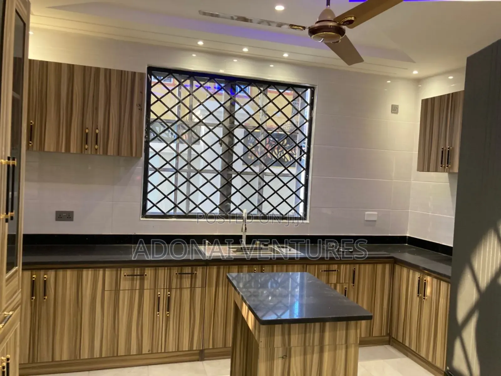 7bdrm House in Atasomanso, Kumasi Metropolitan for sale