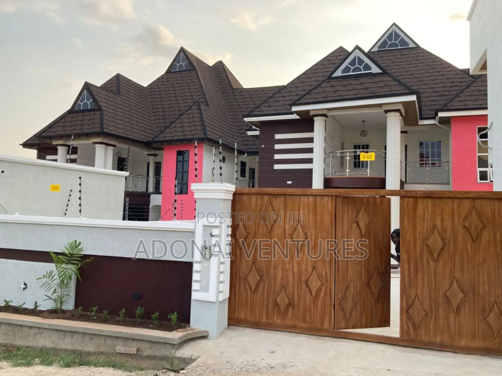 7bdrm House in Atasomanso, Kumasi Metropolitan for sale