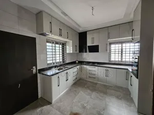 4bdrm House in Ket, Tema Metropolitan for sale