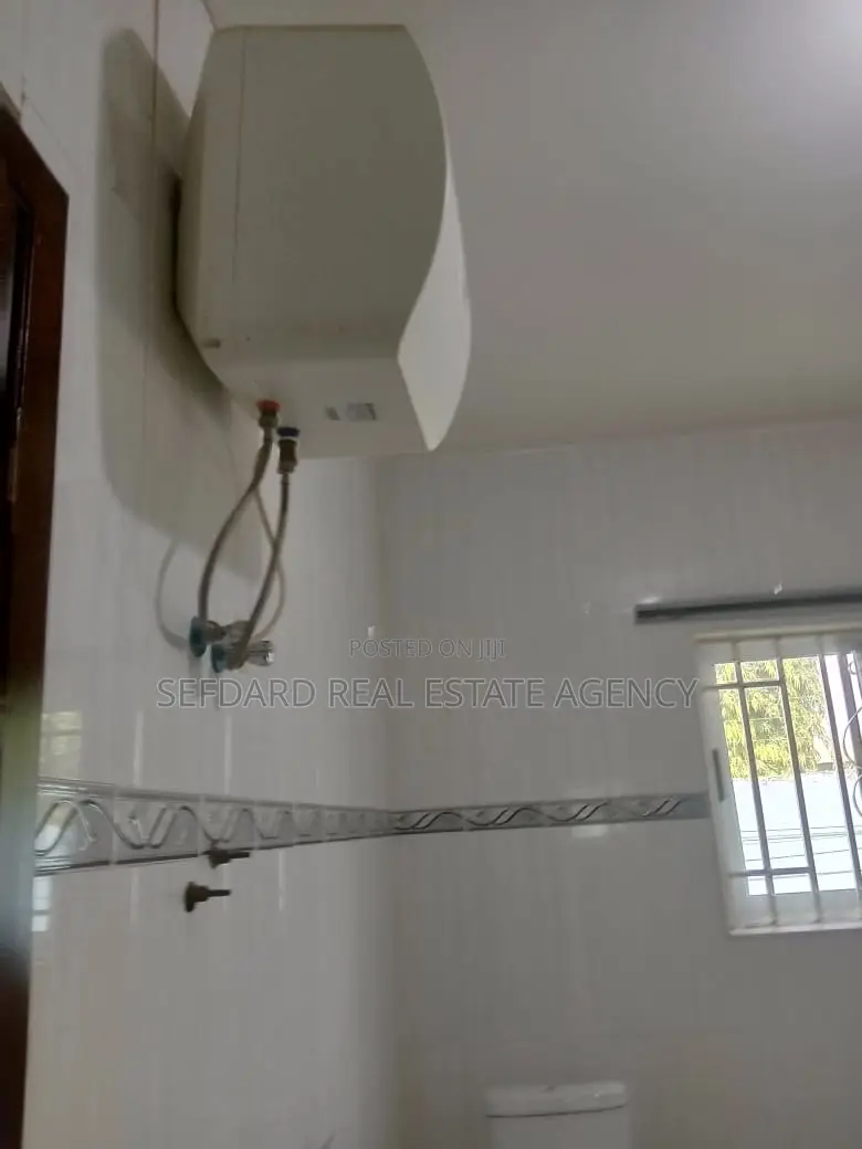 6bdrm House in Amasaman for sale