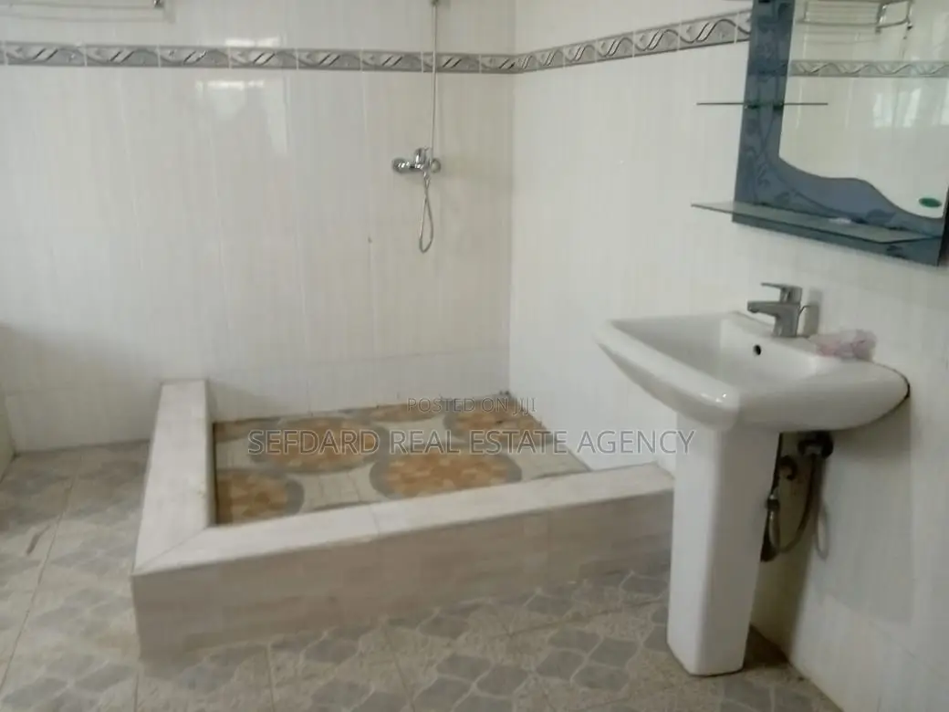 6bdrm House in Amasaman for sale