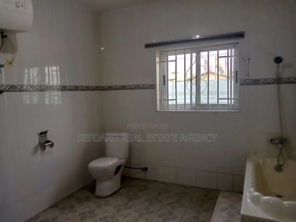 6bdrm House in Amasaman for sale