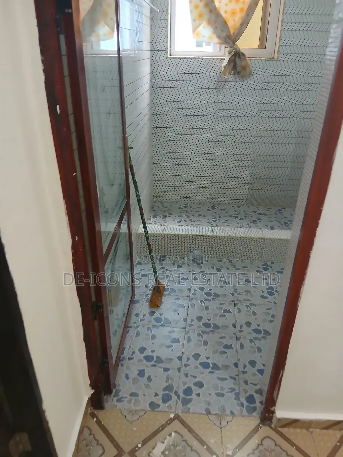 1bdrm Duplex in De-Icons Real Estate, Awutu Senya East Municipal