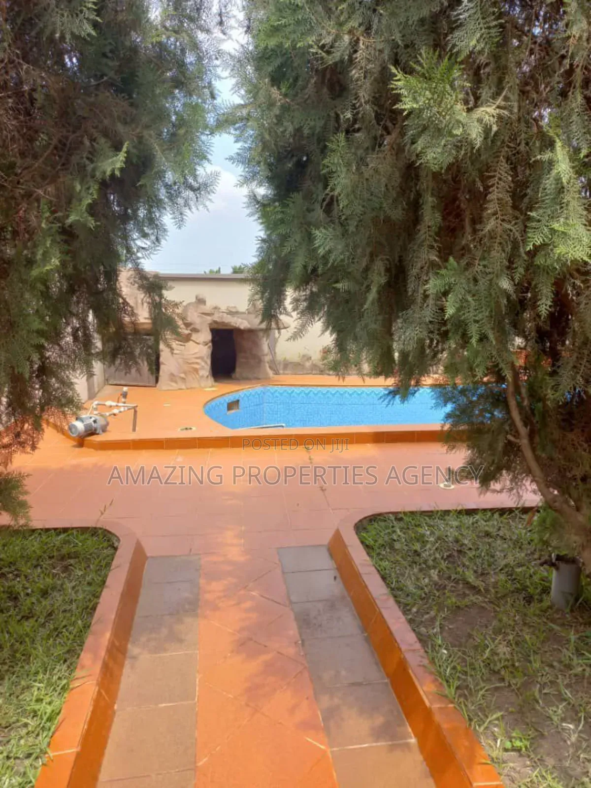 6bdrm Mansion in Adjiriganor for sale