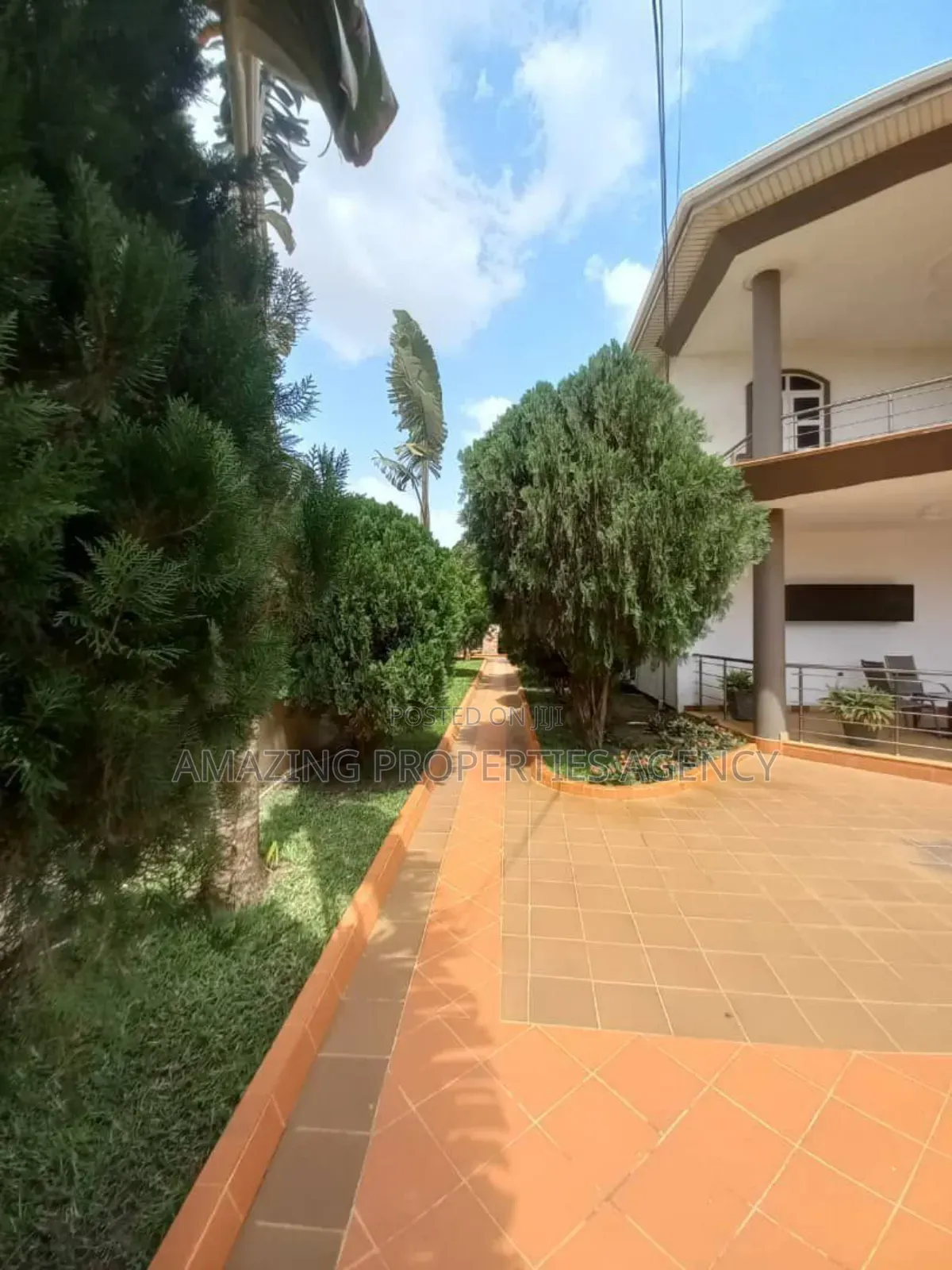 6bdrm Mansion in Adjiriganor for sale