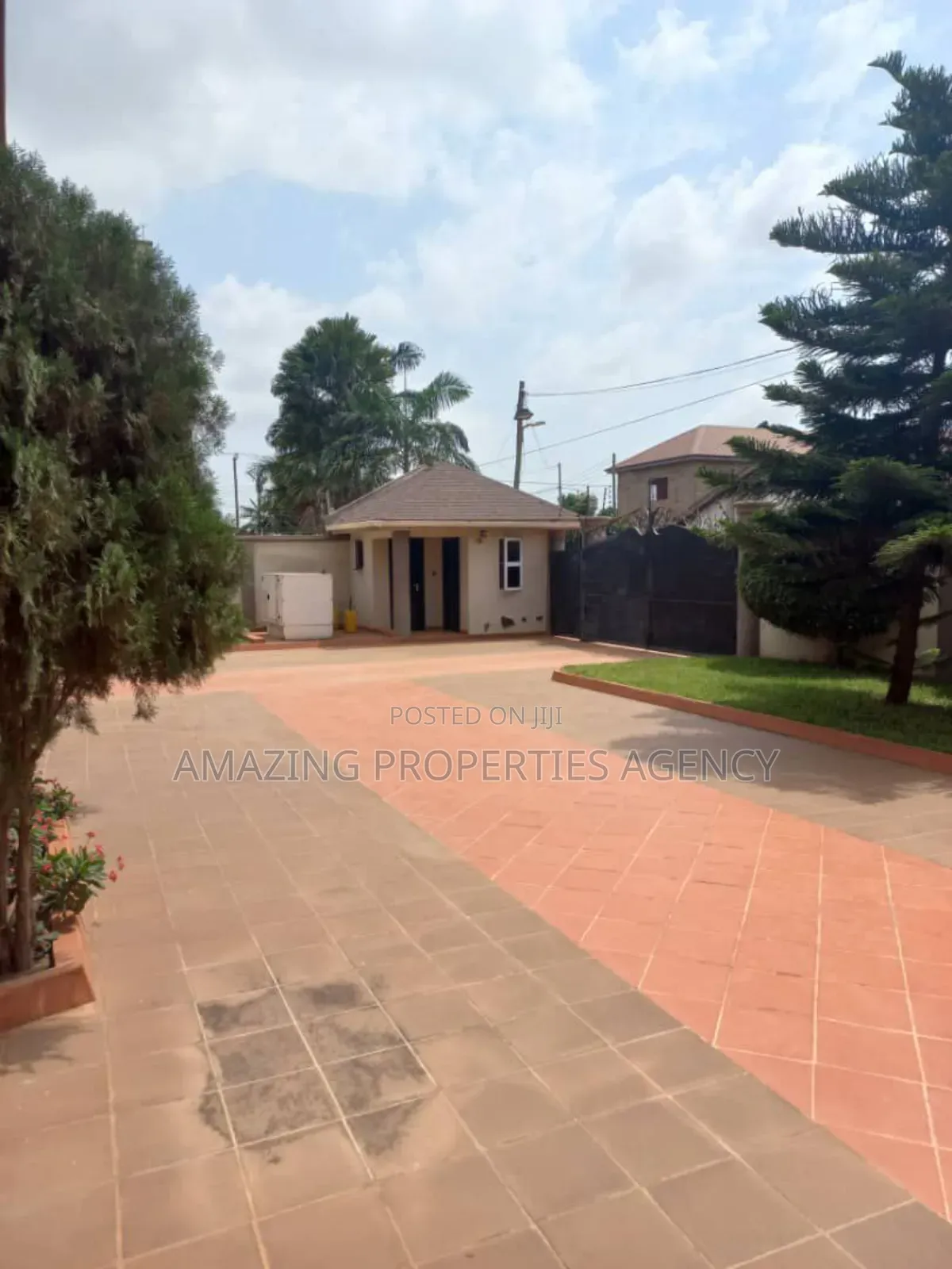 6bdrm Mansion in Adjiriganor for sale