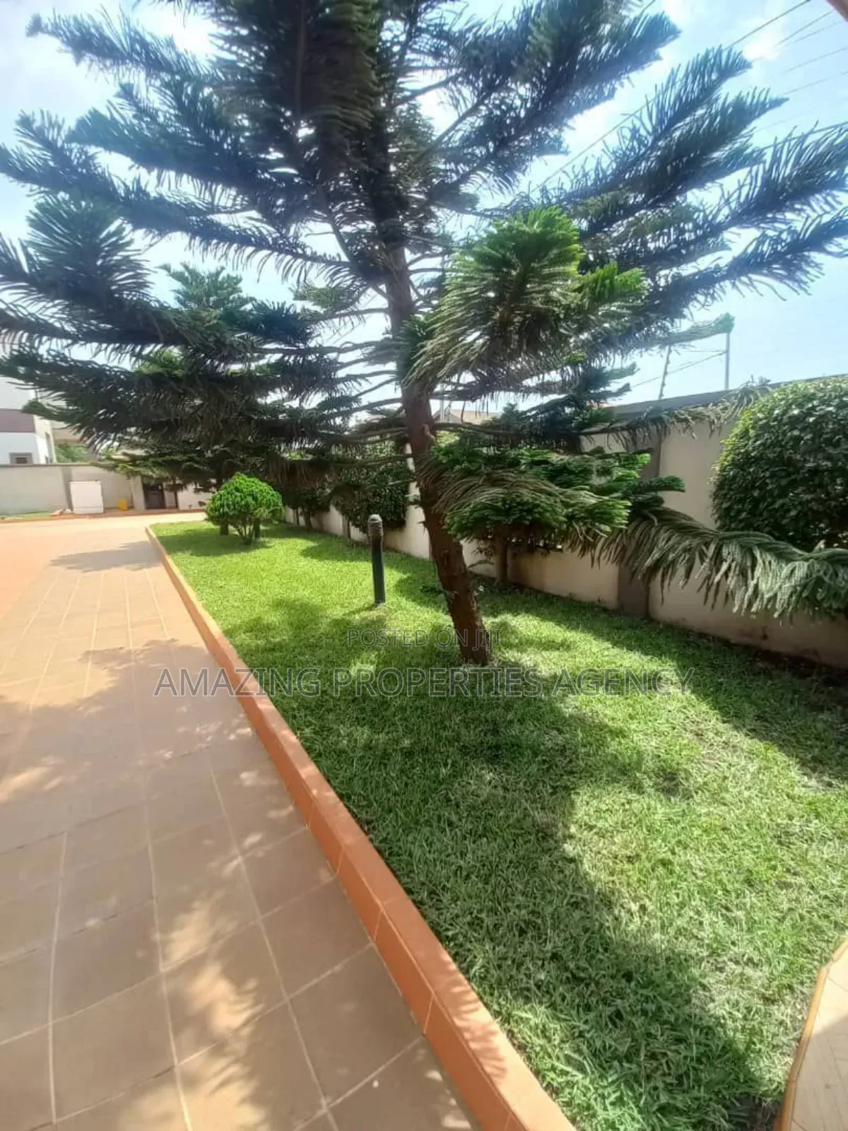 6bdrm Mansion in Adjiriganor for sale