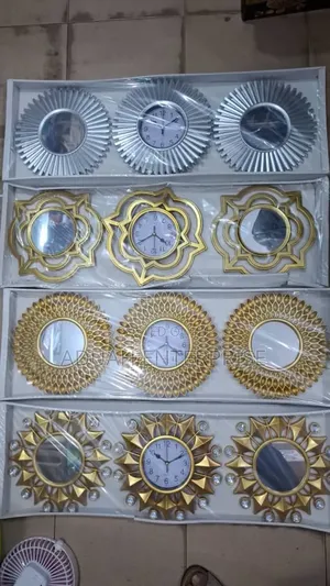 Clock With 2 Mirror