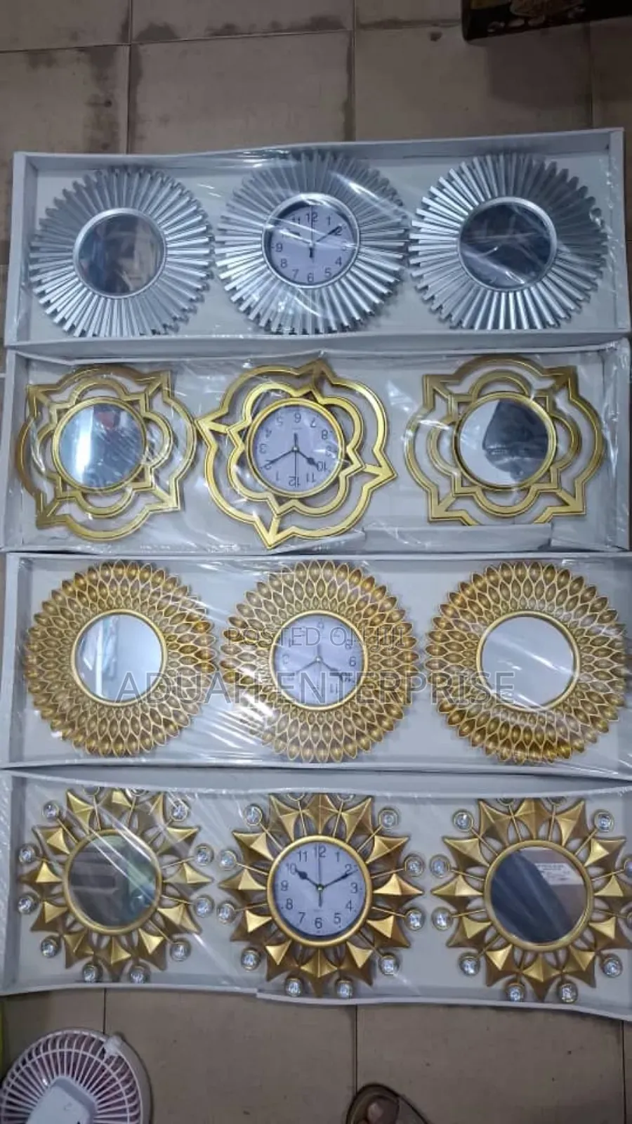 Clock With 2 Mirror