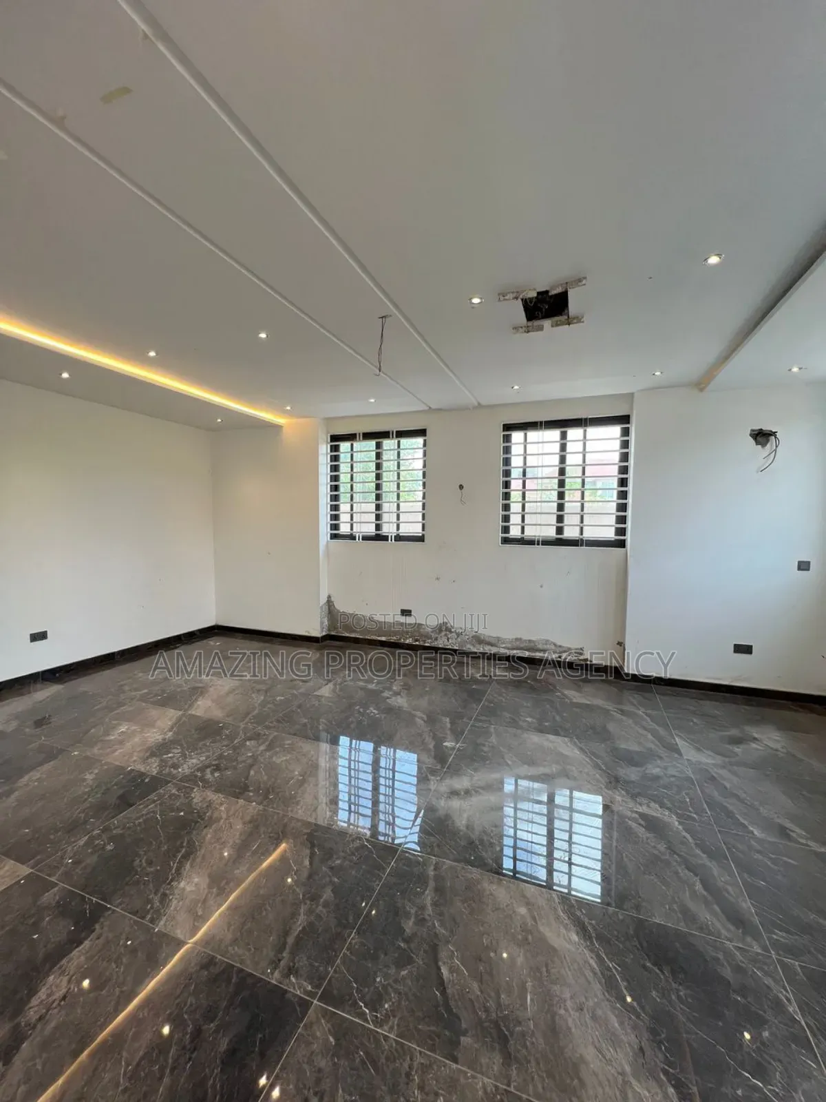6bdrm Mansion in Adjiriganor for sale