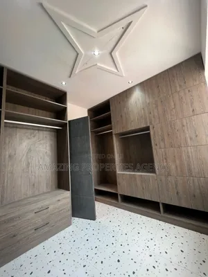 6bdrm Mansion in Adjiriganor for sale