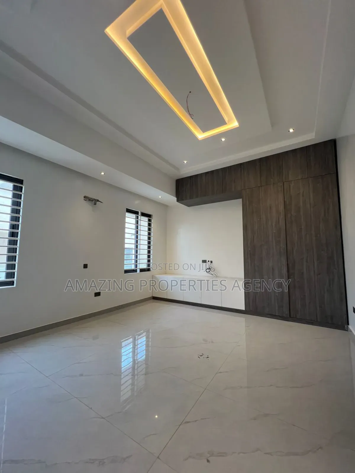 6bdrm Mansion in Adjiriganor for sale