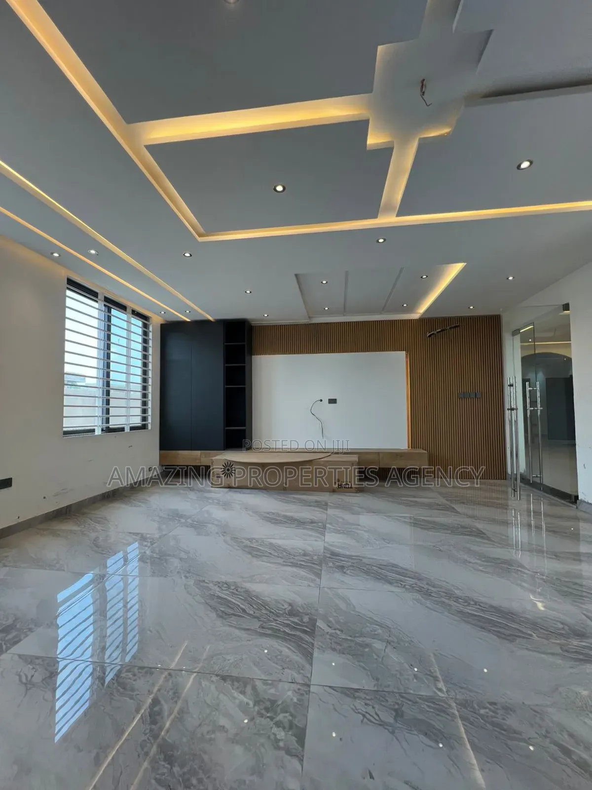 6bdrm Mansion in Adjiriganor for sale