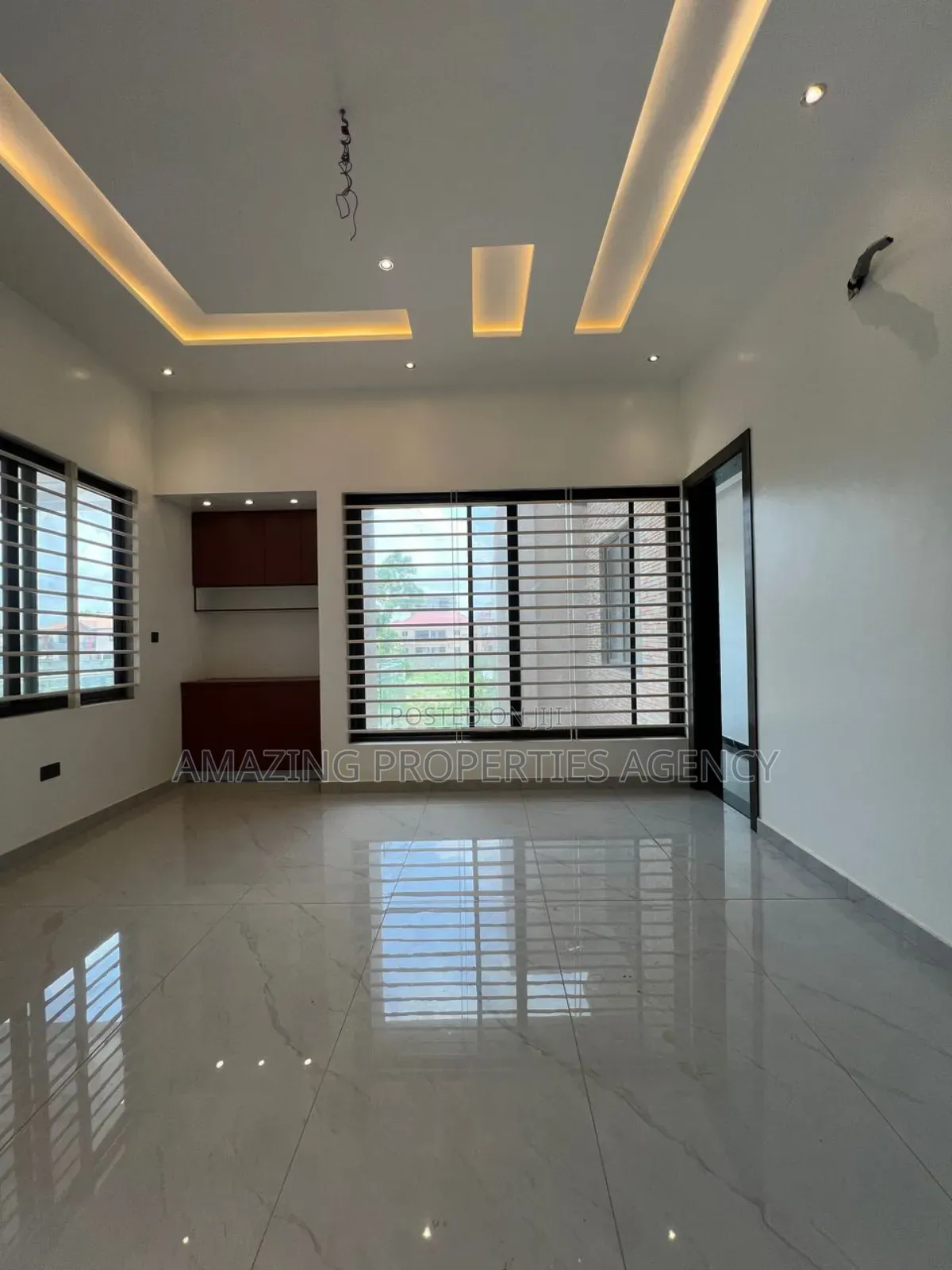 6bdrm Mansion in Adjiriganor for sale