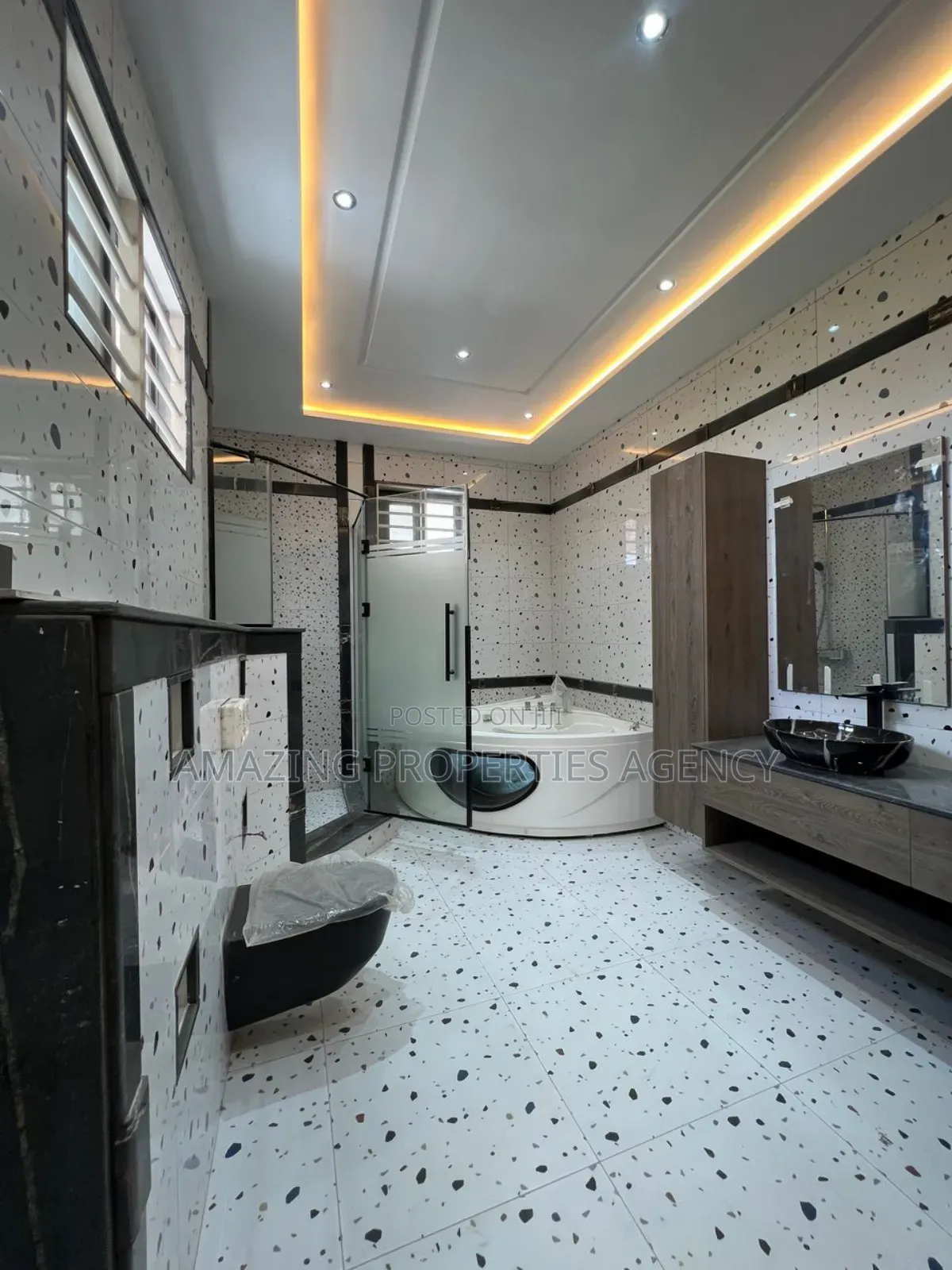 6bdrm Mansion in Adjiriganor for sale